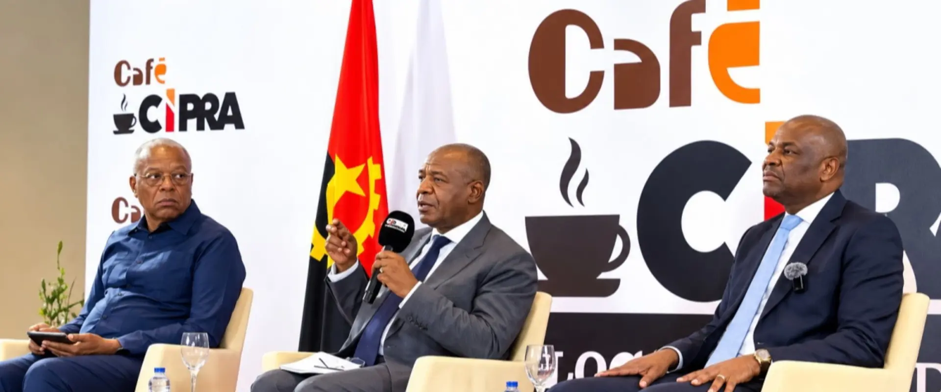 “Os bancos querem de volta o capital que lhe emprestaram, não é o chão.” Isaac dos Anjos, Ministro da Agricultura e Florestas